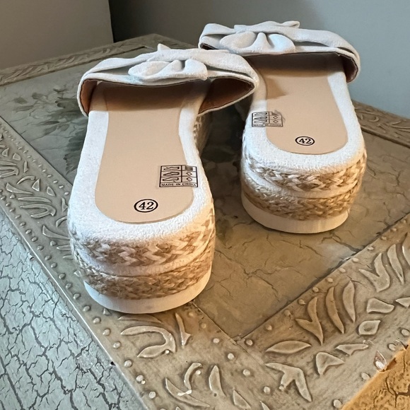 Chic Textured Bow Accent Sandals - Picture 11 of 15